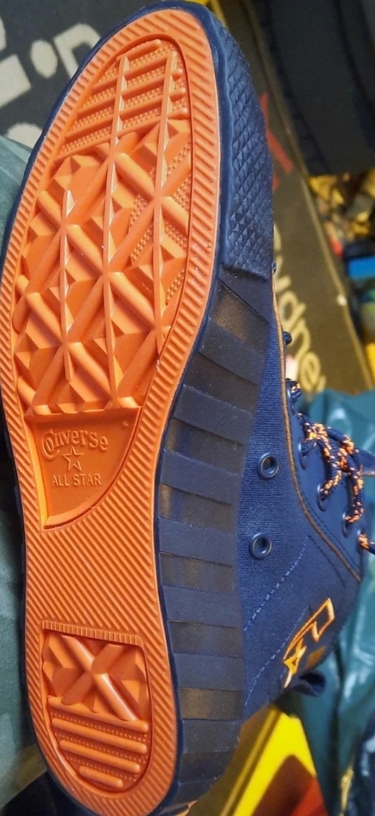 Converses mixtes taille 37.5 neuves - photo numéro 3