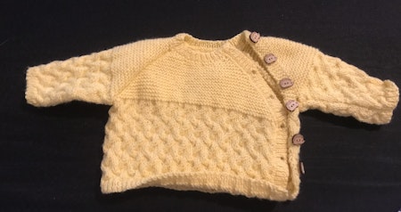 Gilet jaune en laine avec des boutons en forme de hérisson fait main