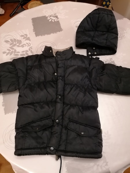 Grosse veste hiver etanche avec capuche petites retouches faite à l'intérieur non visible photo jointe