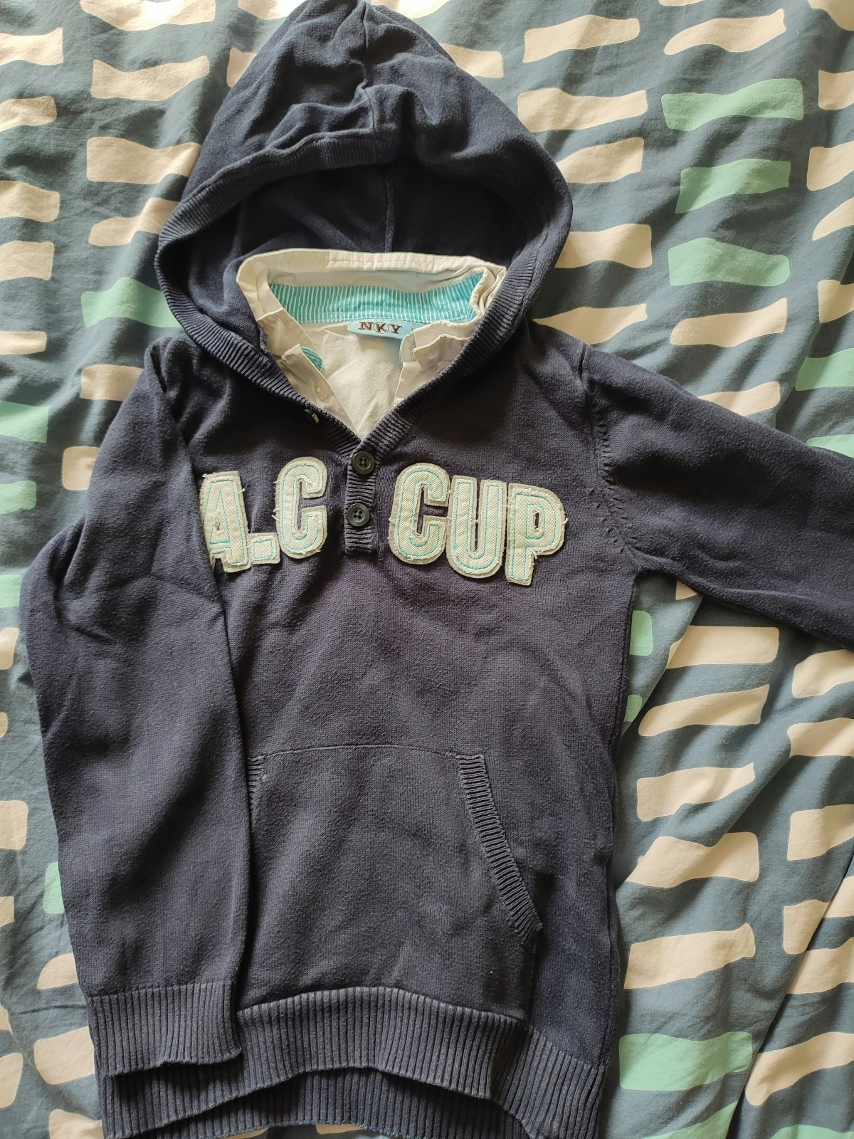 Pull capuche fausse chemise 8 ans. Marque NKY