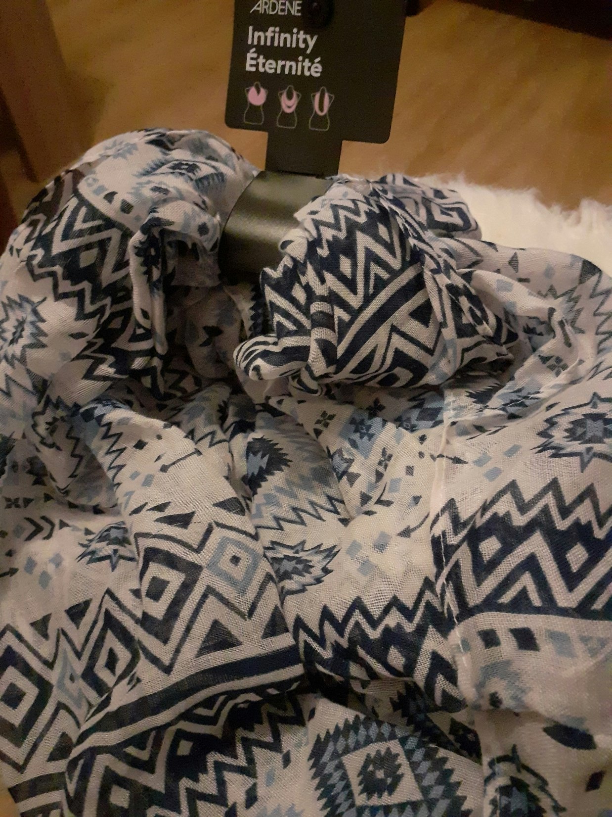 Magnifique écharpe neuve motif floral agréable à porter