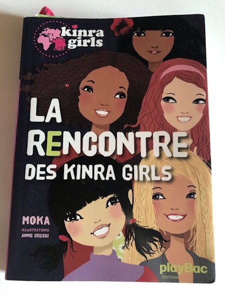 Livre la rencontre des Kinra Girls en bon état avec marque page 
A partir de 8 ans