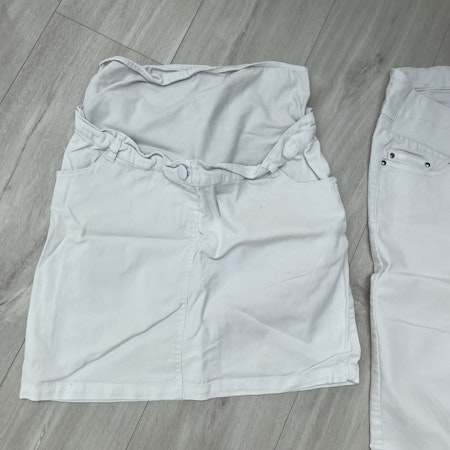 Vend 1 pantalon et 1 jupe de grossesse 
 Très Bon etat
(Le bandeau de la jupe est légèrement grisonnant)
Taille 40