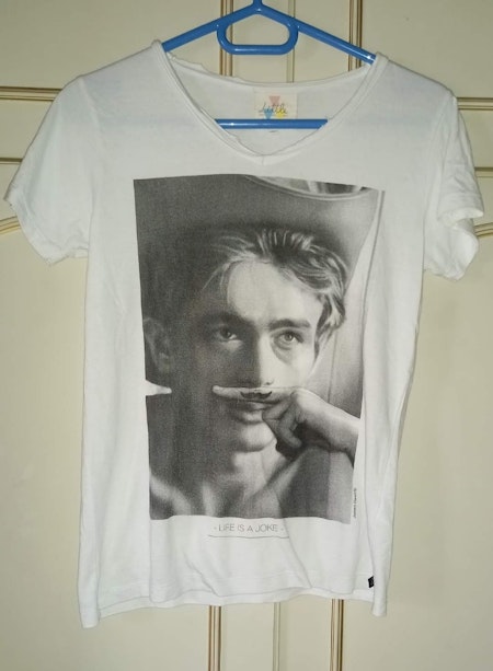 Tee shirt James Dean 14 ans eleven Paris/ life is a joke 
Il y a une petite tâche ( voir photo , elle part peut être au lavage )