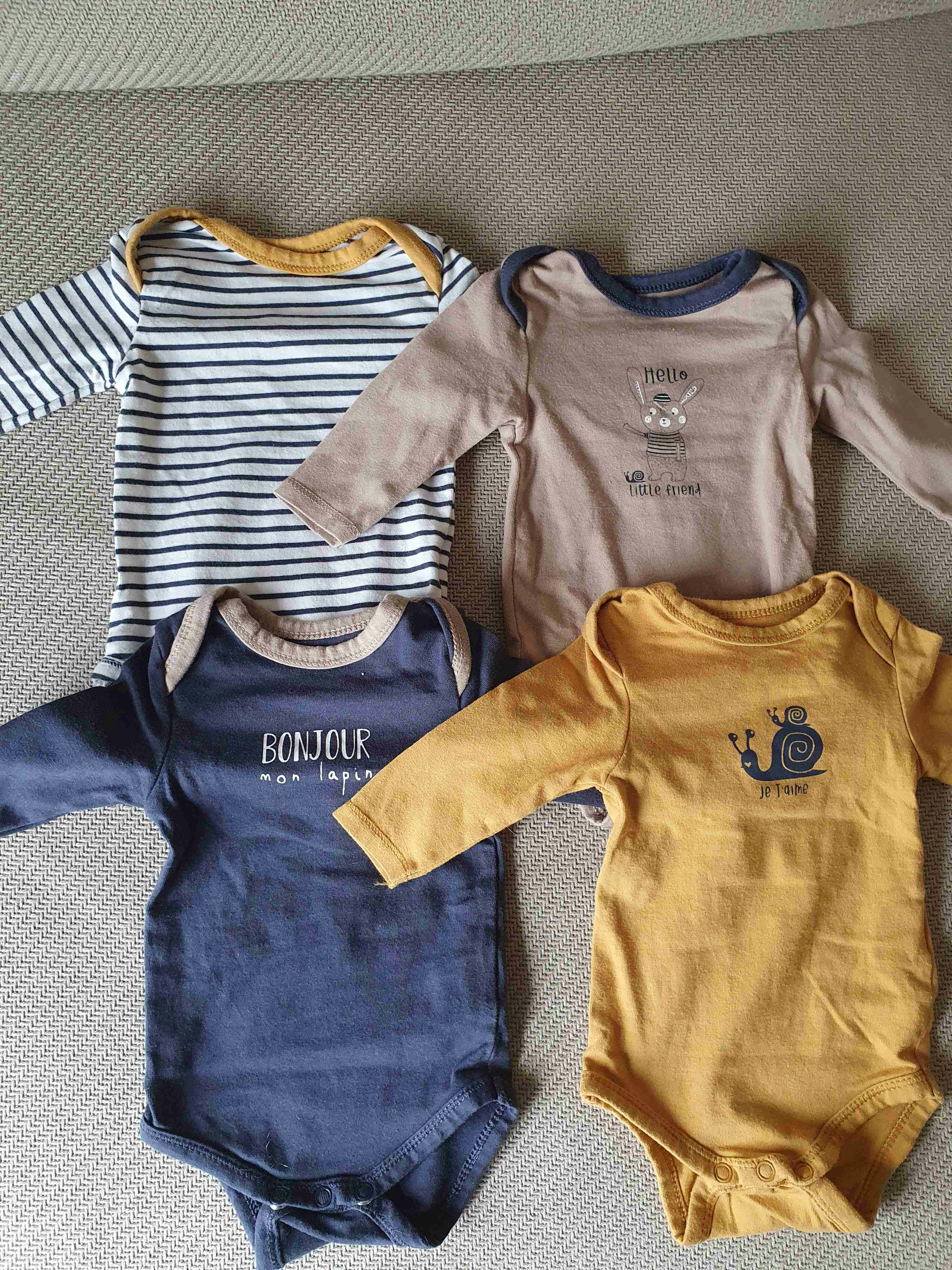 Lot de 4 bodies neufs taille 1 mois marque Tape à l'œil