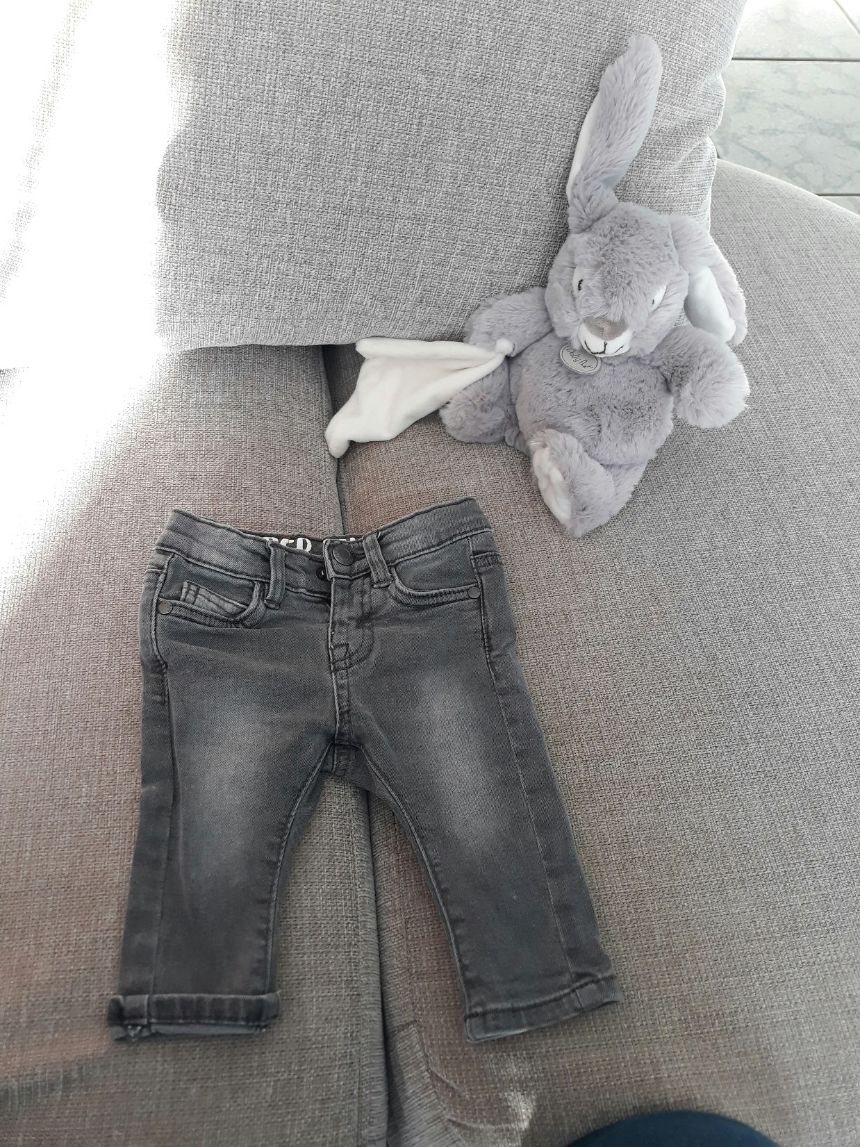 Jeans gris 
Taille 3 mois 
Très bon état