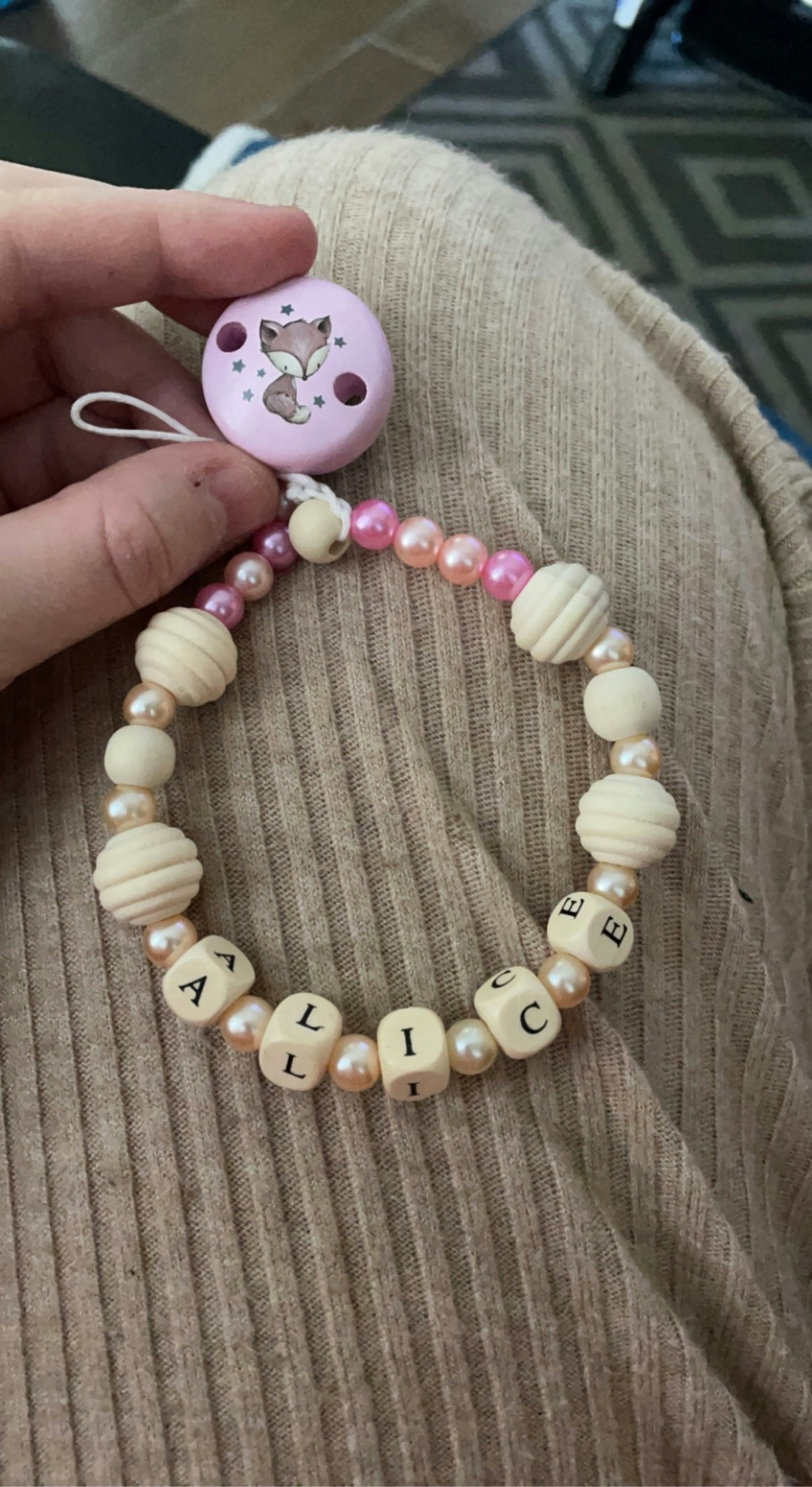 Attache tétine en bois