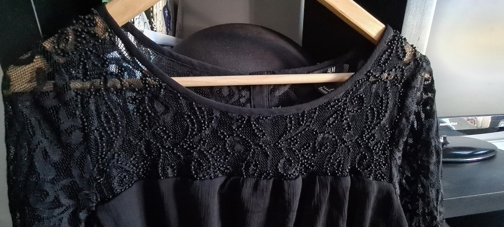 Haut noir avec dentelle et perle. - photo numéro 4