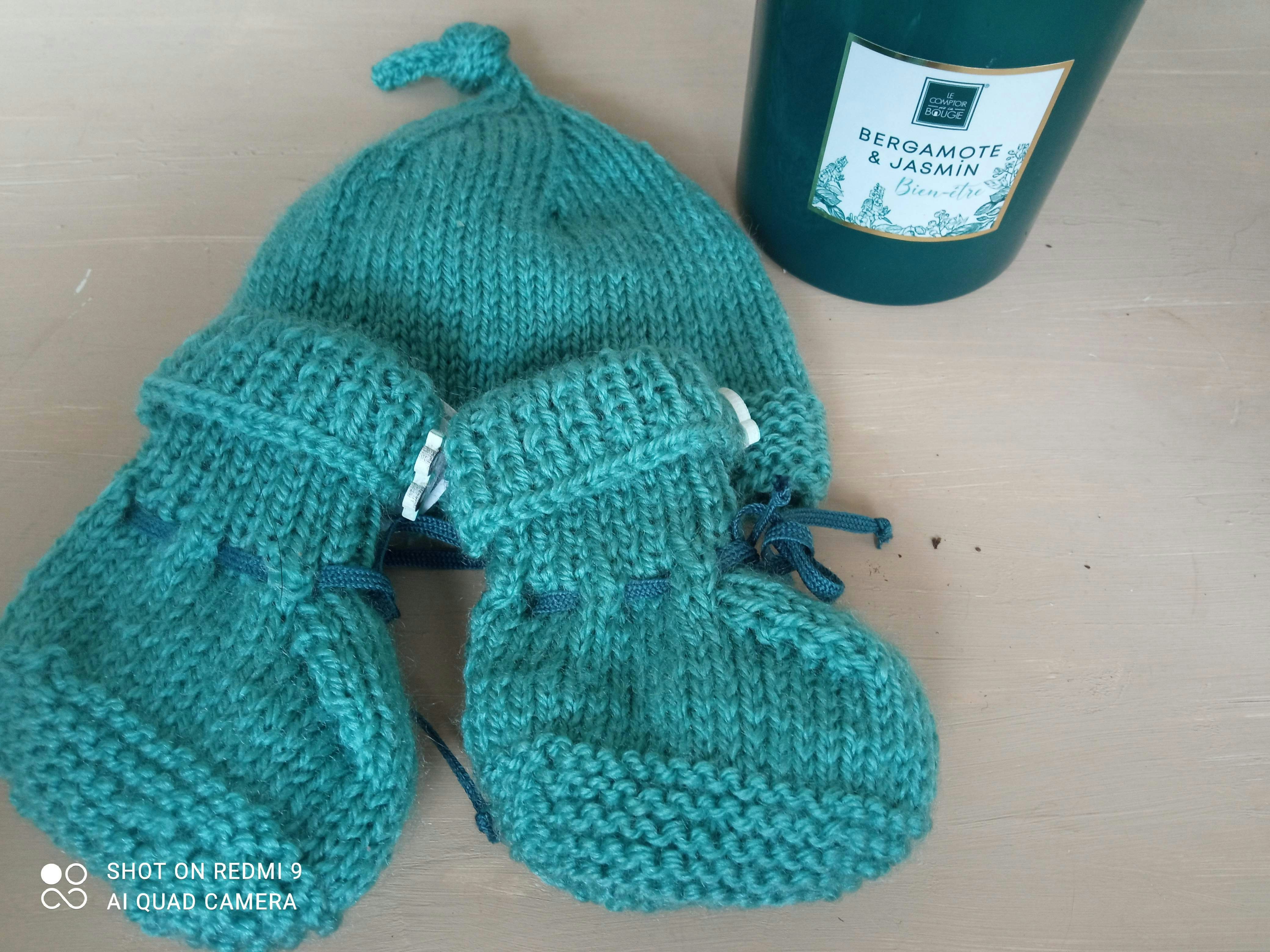 Bonnet et chausson tricoté