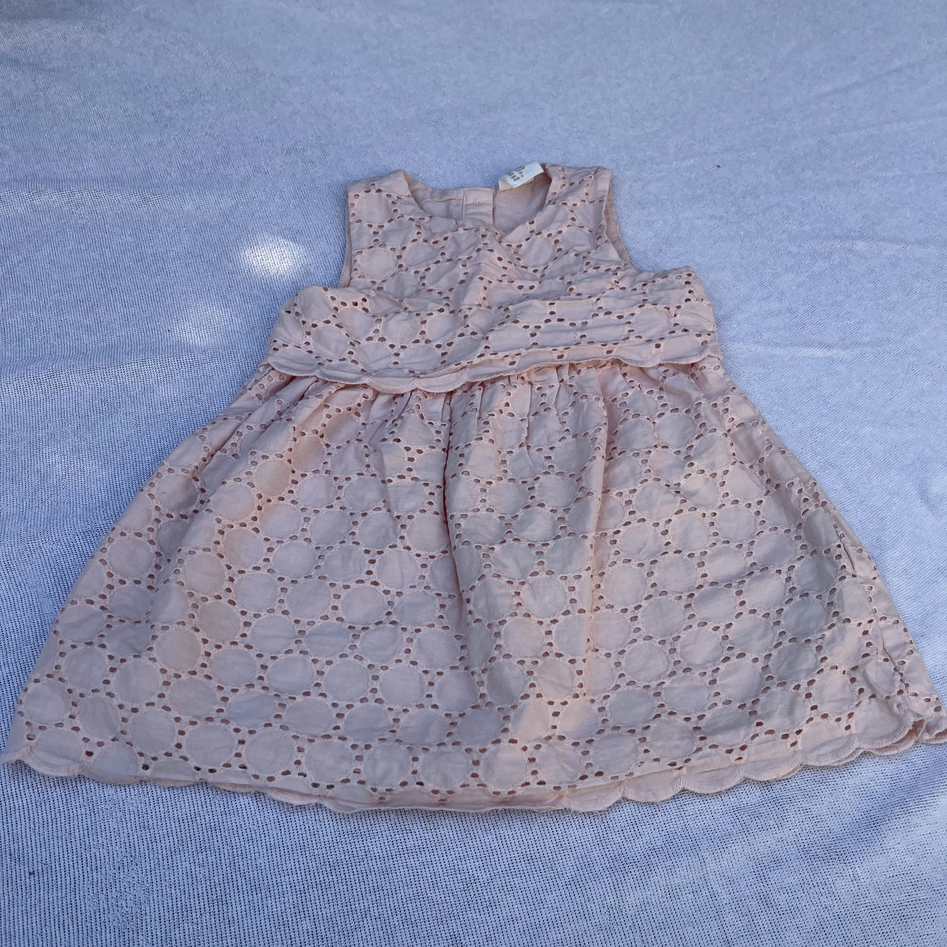 Robe à dentelle rose pâle