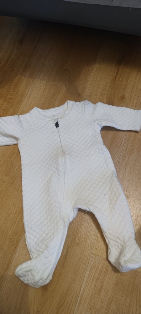 Pyjama bébé mixte, marque Orchestra, taille 3 mois, une légère trace peux foncé niveau du haut , ouverture en fermeture, parfait pour l'hiver