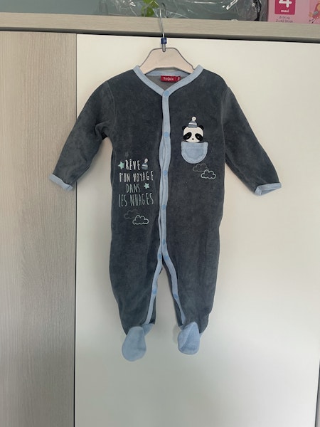 Vend un pyjama bébé garçon taille 6 mois de chez tissaia en très bon état ouverture par devant
