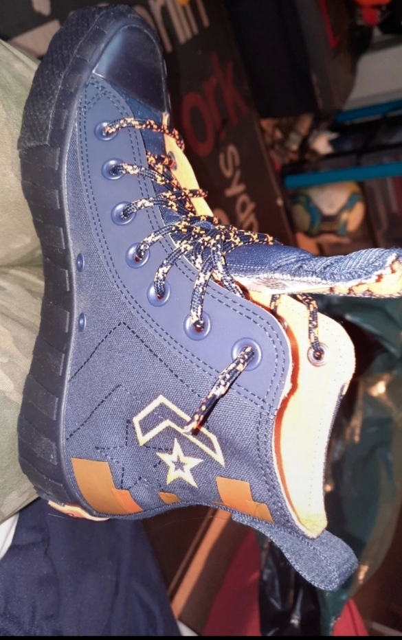 Converses mixtes taille 37.5 neuves