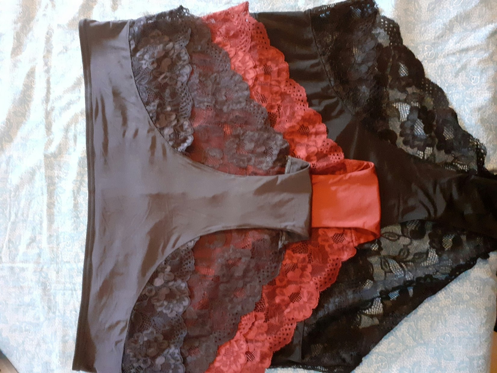 Lot de 3 culottes  neuves avec dentelles très agréables à porter