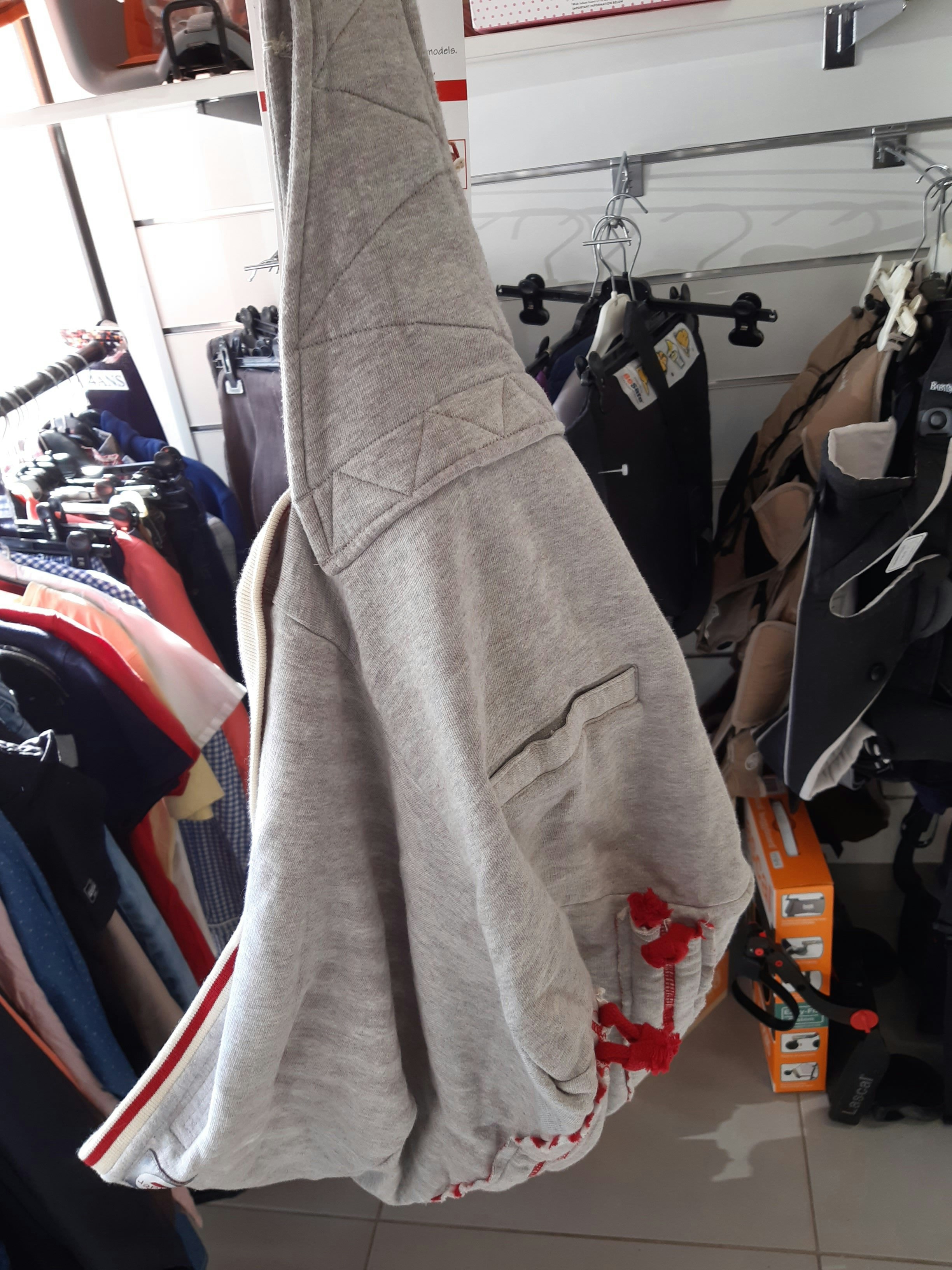 Echarpe de portage de pour bébé grise de chez lodger