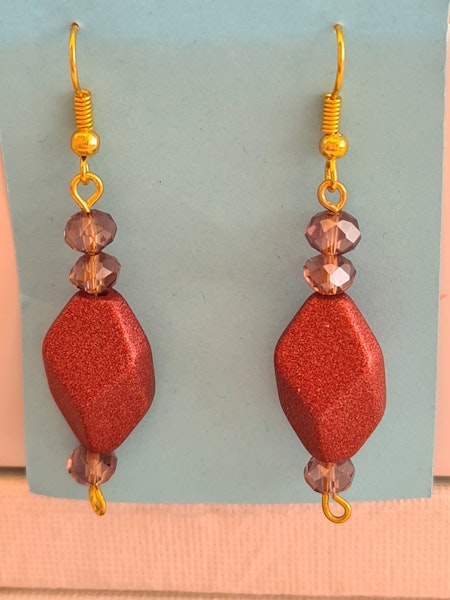 Boucles d'oreilles perles bordeaux, perles cristal violettes 
Crochets en métal dorés
Longueur env. 5,50 cm