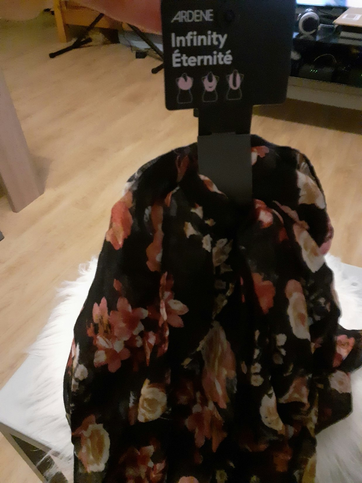 Magnifique écharpe neuve fleural doux et agréable à porter