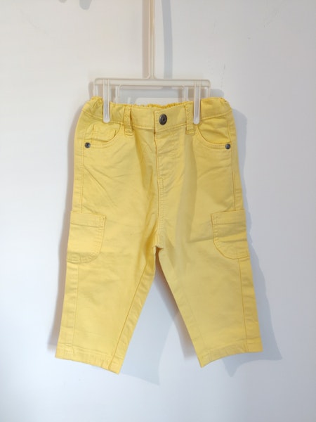 Catégorie : pantalon resserrable à la taille 
Marque :  Tape à l'oeil
Taille : 9 mois 
Couleur :  jaune 
Matière : 98% coton et 2% elasthanne