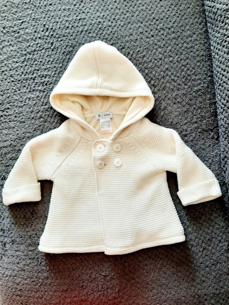 Veste bébé, taille 6 mois. Extérieur coton tricoté doux, doublure en coton Jersey. Excellent état. Coloris crème. Modèle mixte fille ou garçon.