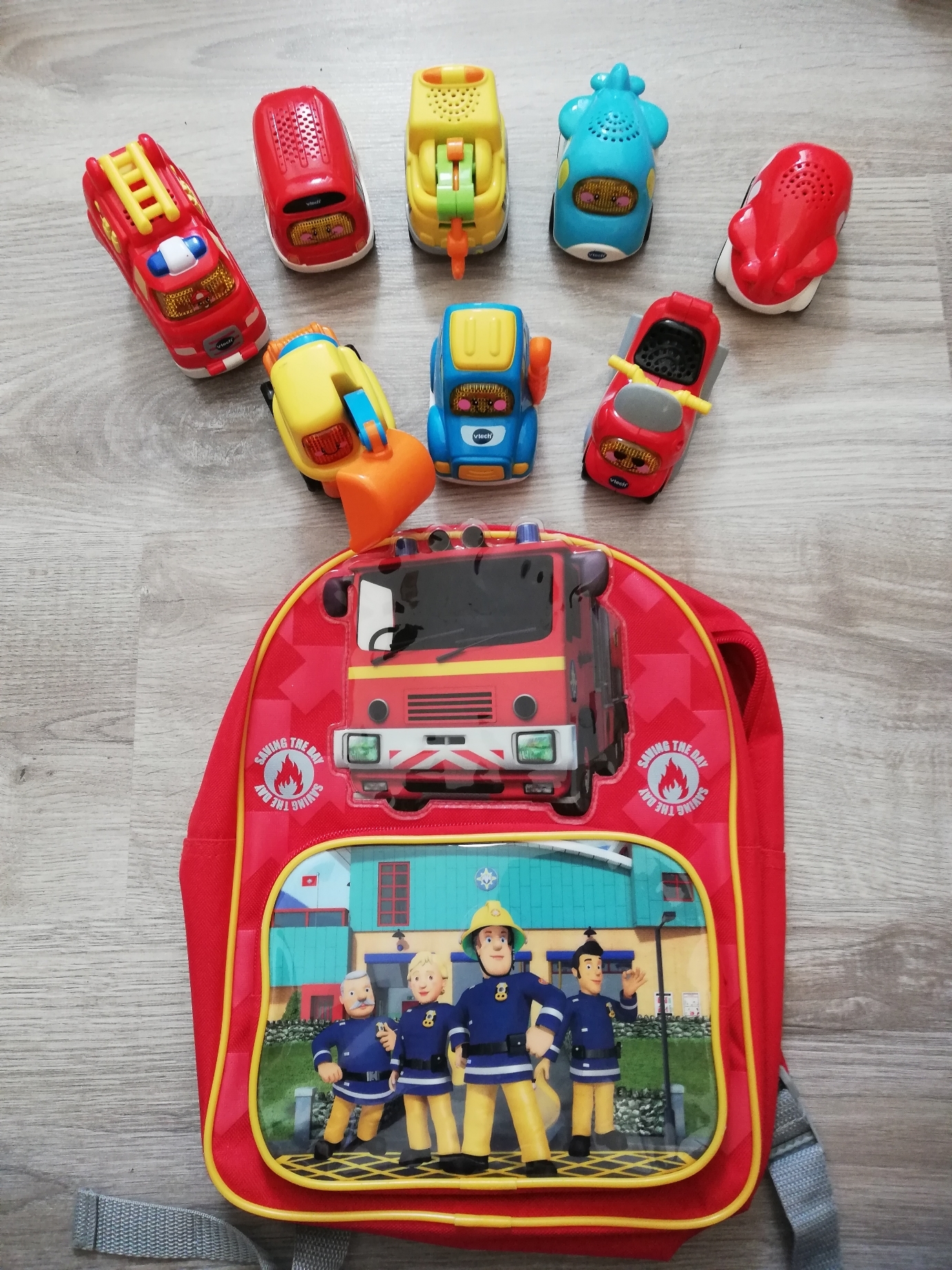 Lot voitures et sac à dos