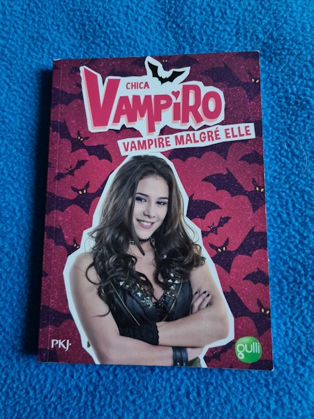Livre Chica Vampiro 
Numéro 1 
Vampire malgré elle
En bon état