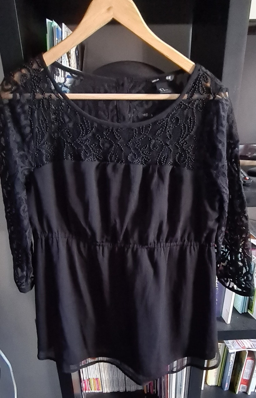 Haut noir avec dentelle et perle.