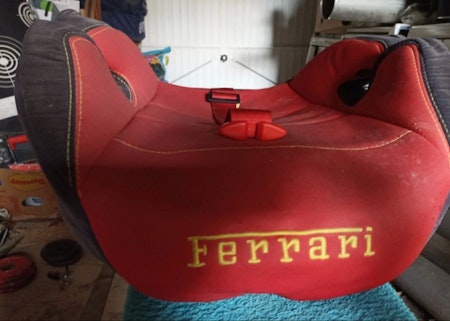 Bonjour

Rehausseur bas Ferrari 9/15 kgs
Le corps du siège est en très bon état couleur de la housse un peu décolorée