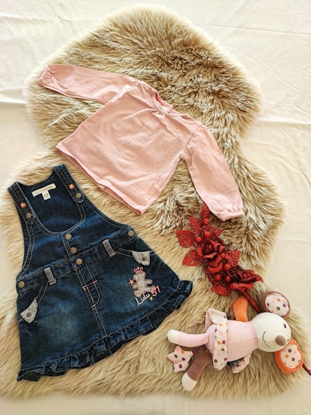 Ensemble Robe en jeans et un tee-shirt rose clair
100% coton
de la marque lulu castagnette 
en taille 6 mois.

En très bon état / maison non fumeur
#laetitia33700fillesixmois