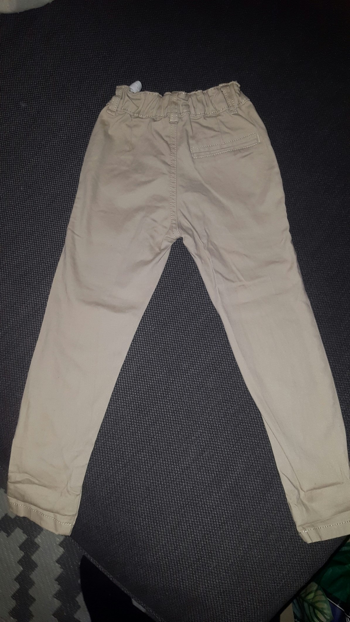 Pantalon beige.