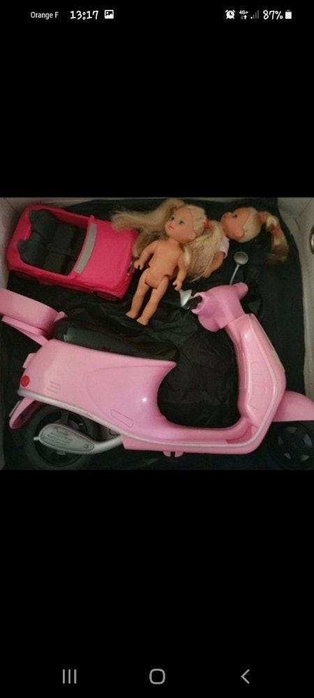 Lot de jouets 
2 petites poupées
1 voiture
1 scooter, bon état, un peu cassé