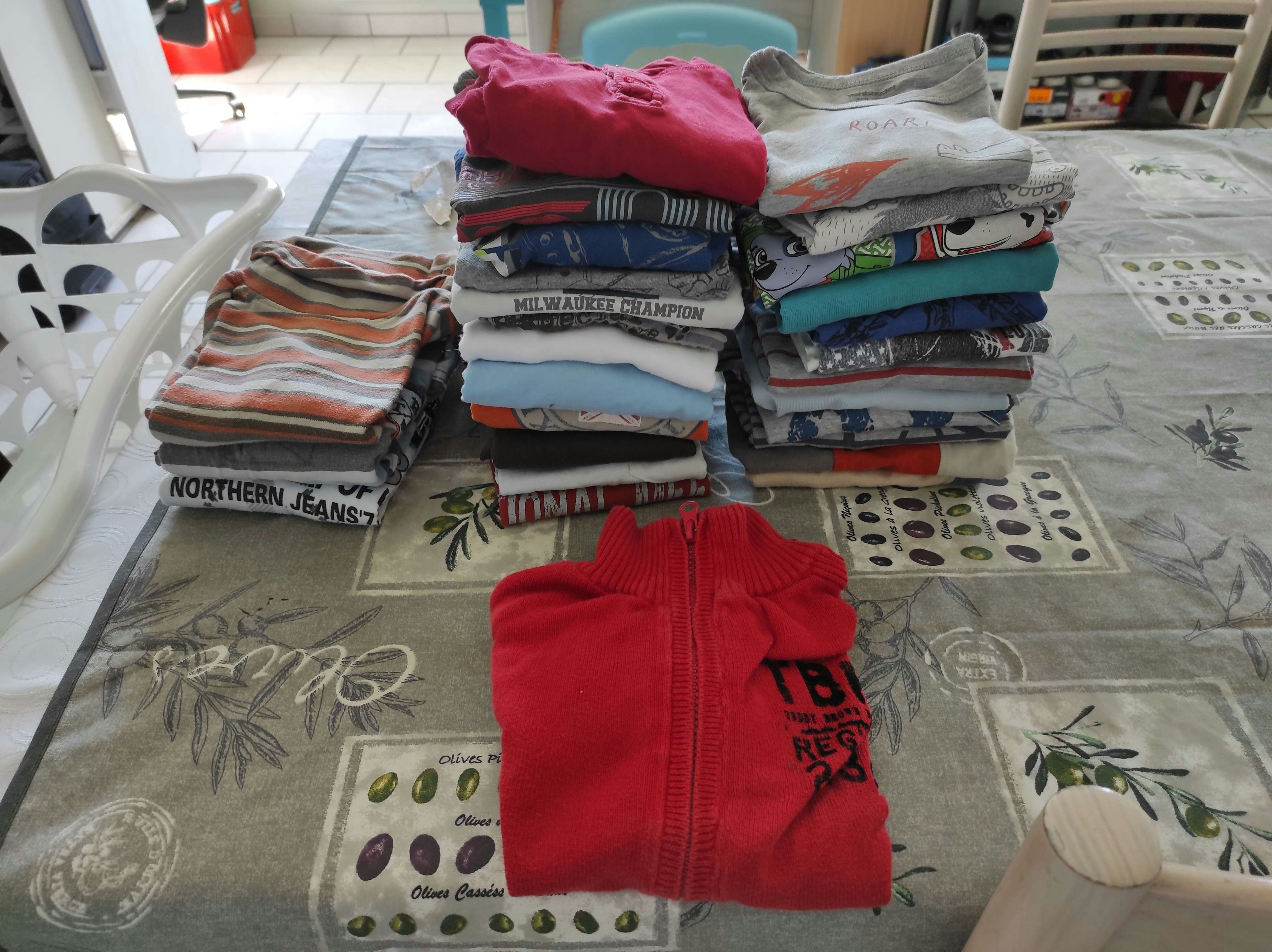 Lot tee-shirt manche longue + un gilet