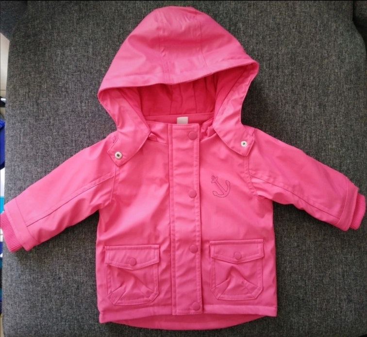 Imperméable rose à capuche.