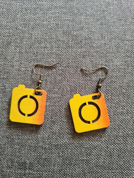 Boucles d'oreilles appareil photo en bois 
Couleur jaune et orange 
Crochets en métal bronze
Longueur env. 4 cm