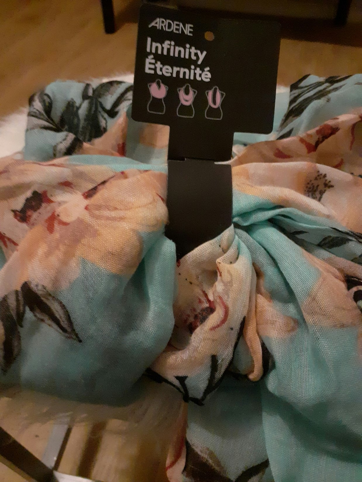 Magnifique écharpe neuve, motif floral agréable à porter - photo numéro 3