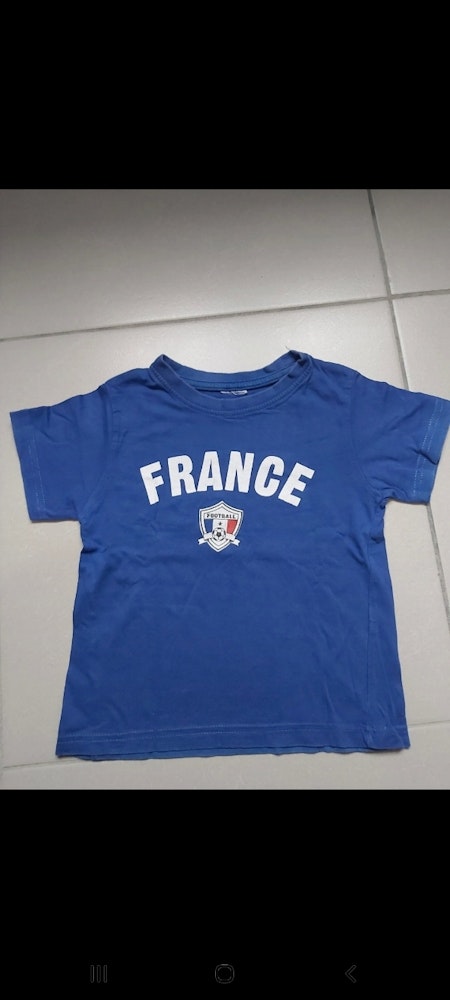 Tshirt manche courte 
Motif FRANCE 
Pas étiquettes, correspond à du 3 ans 
Couleur bleu à motif