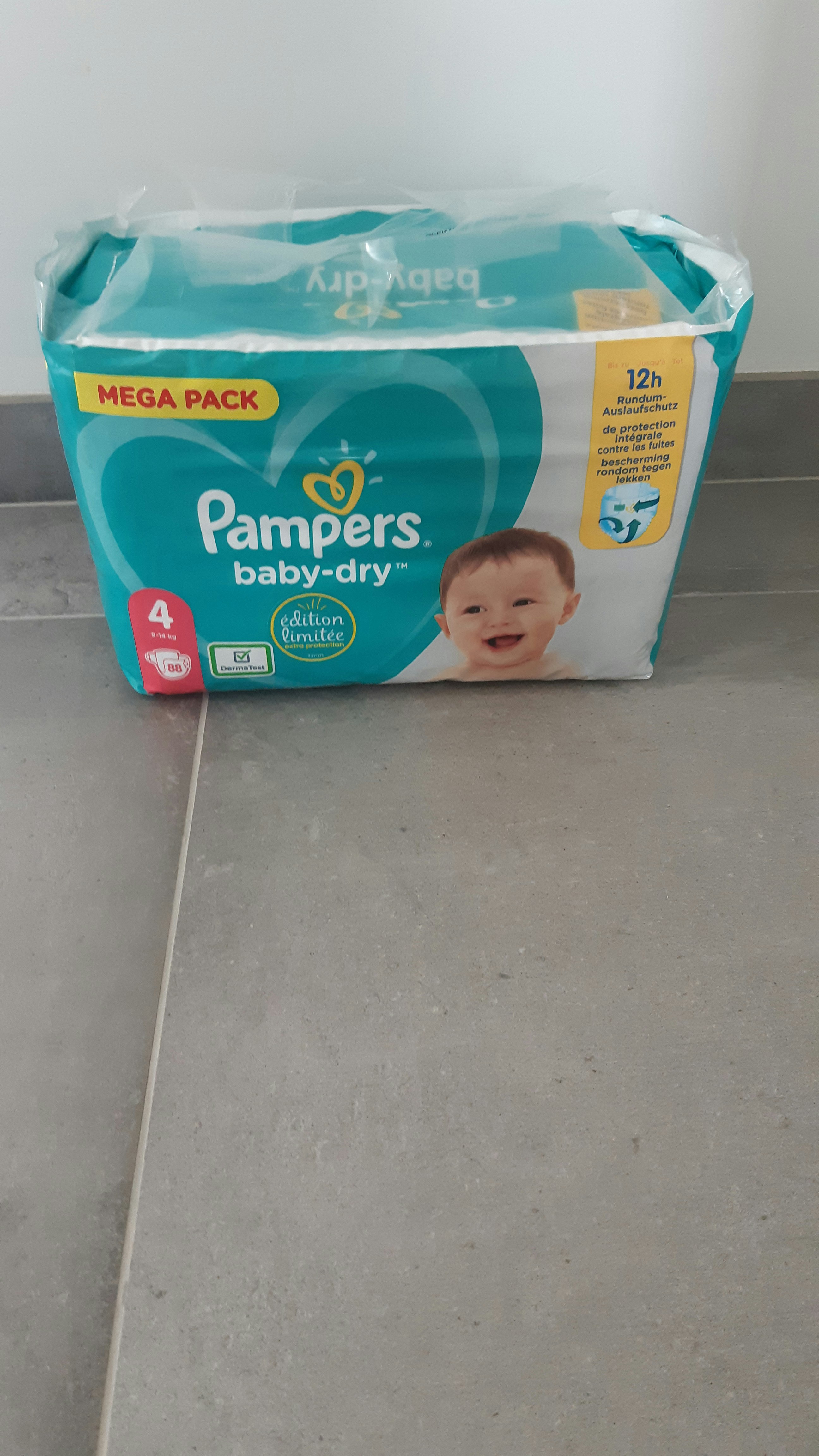 Couches pampers baby dry