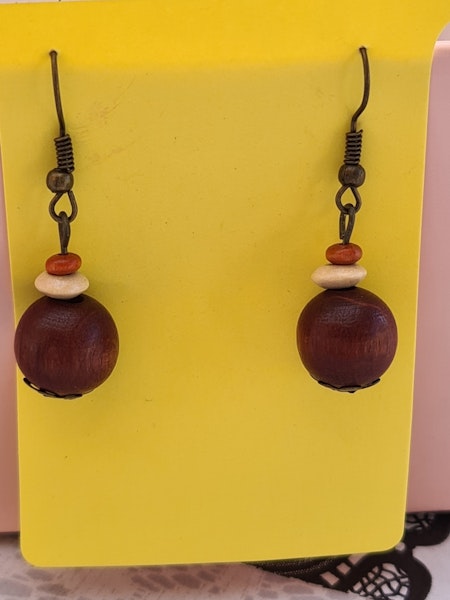 Boucles d'oreilles perles en bois 
Crochets en métal bronze
Longueur env. 4 cm