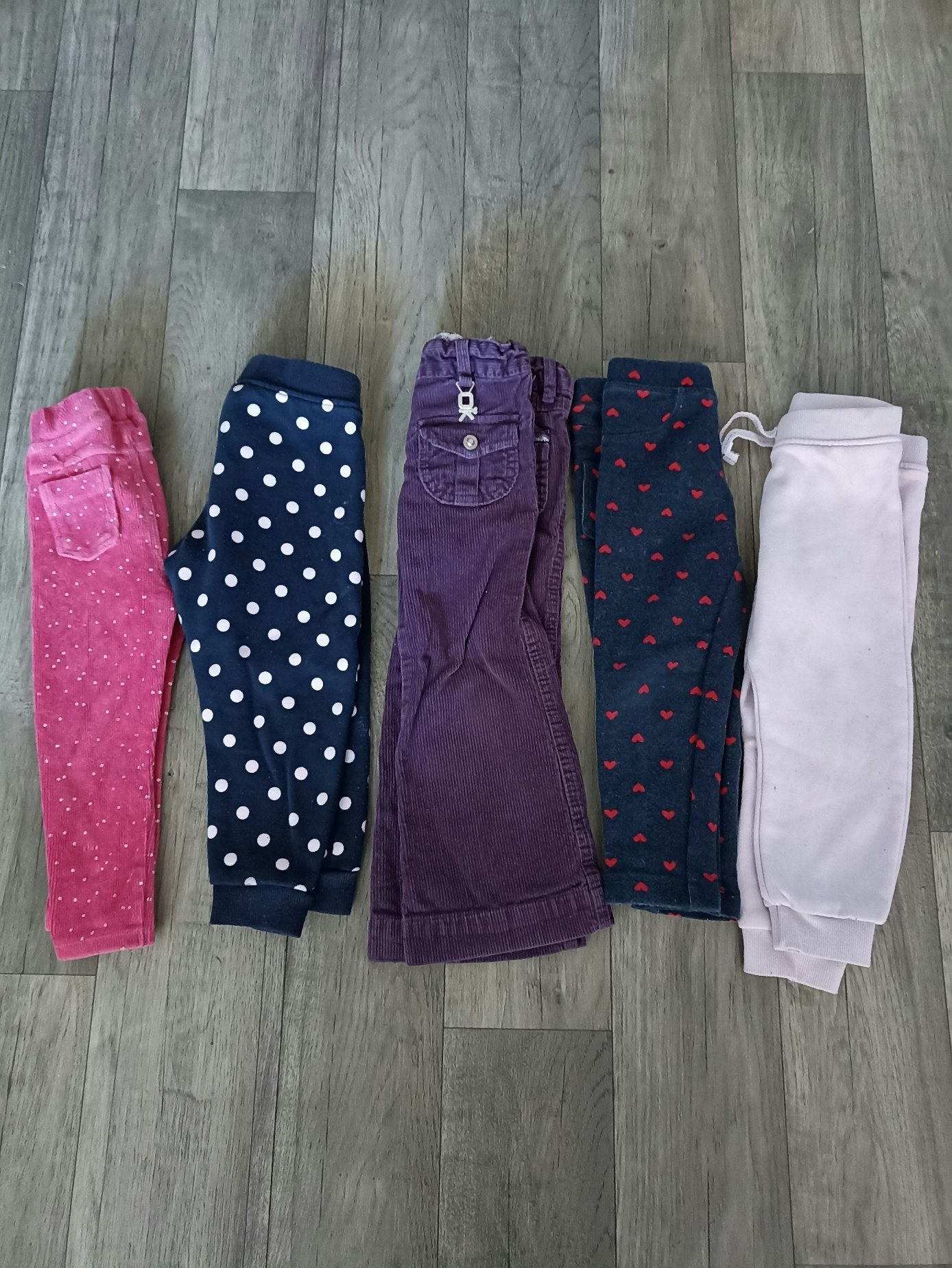 Lot de 5 pantalon taille 2 ans.