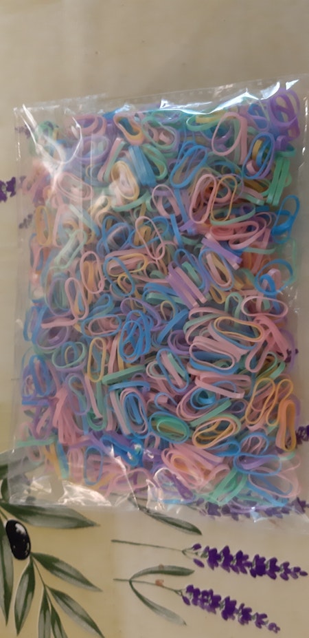 Environ 1000 minis élastiques multicolore 
Pour cheveux enfants ou autres...
Sachet complet, jamais ouvert.