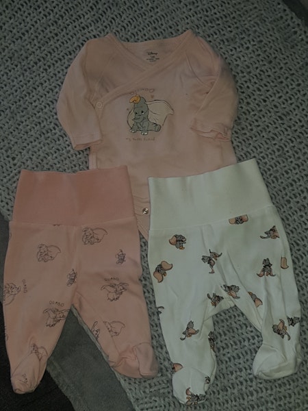Lot vêtement  Disney porter juste le premier mois de naissance collection actuelle de chez Kiabi 
1 body
2 pantalons 
( petit  trou entre les jambes du pantalon blanc il faudra recoudre)