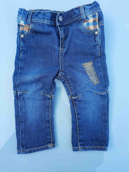 Très beau jean bleu coupe droite
Taille 9 mois marque TAO
Très bon état