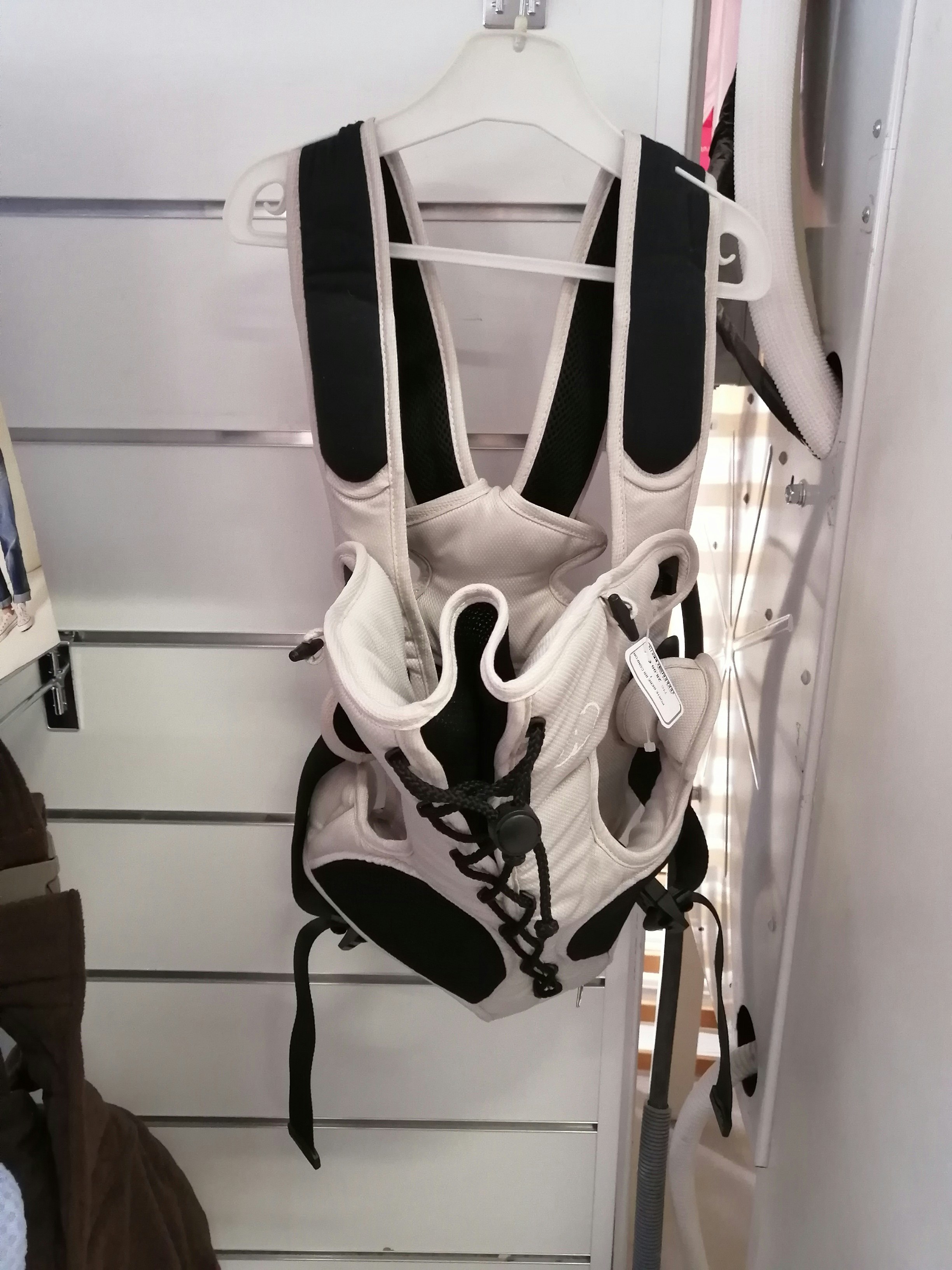 Porte bébé crème et noir