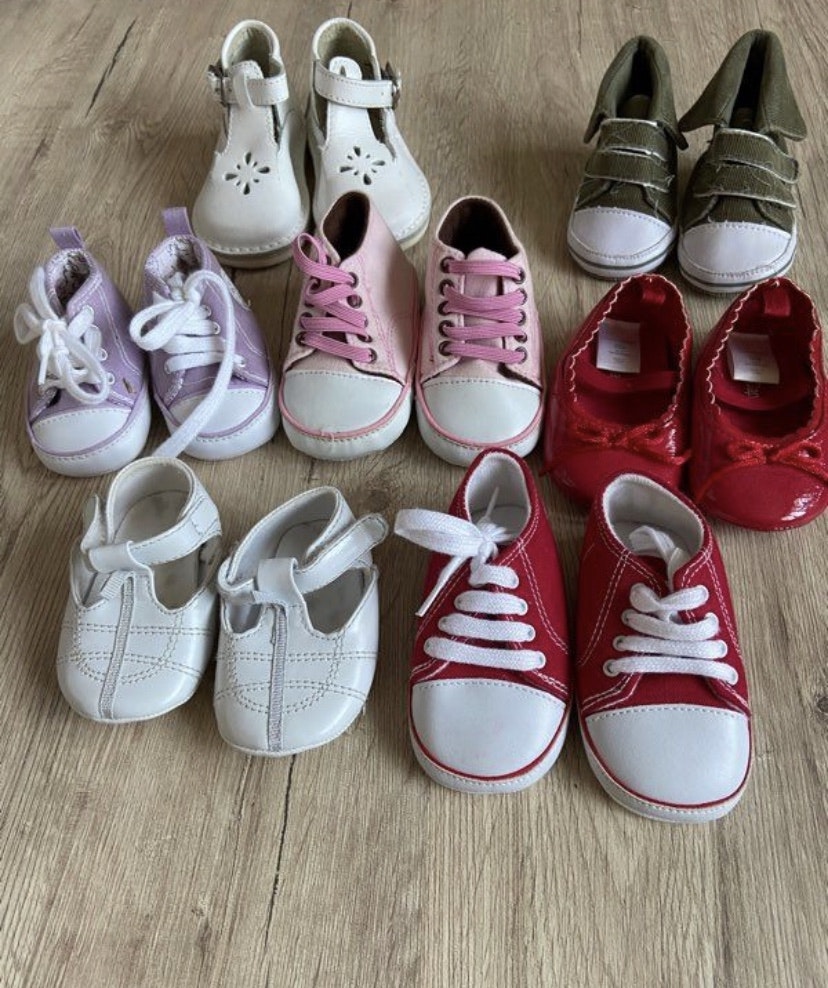 Lot de chaussures pour fille 6/12 mois.
