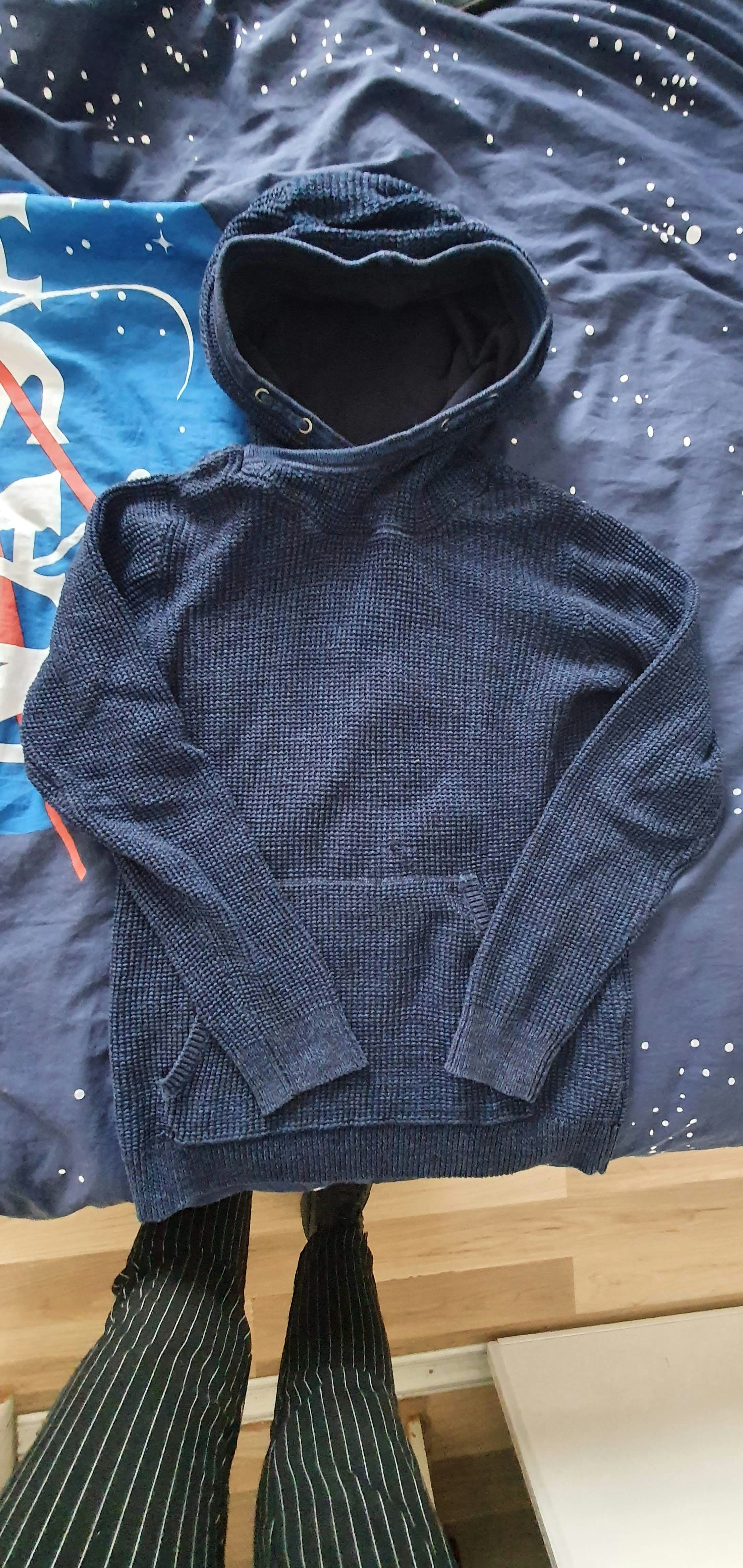 Pull a capuche taille 12 ans