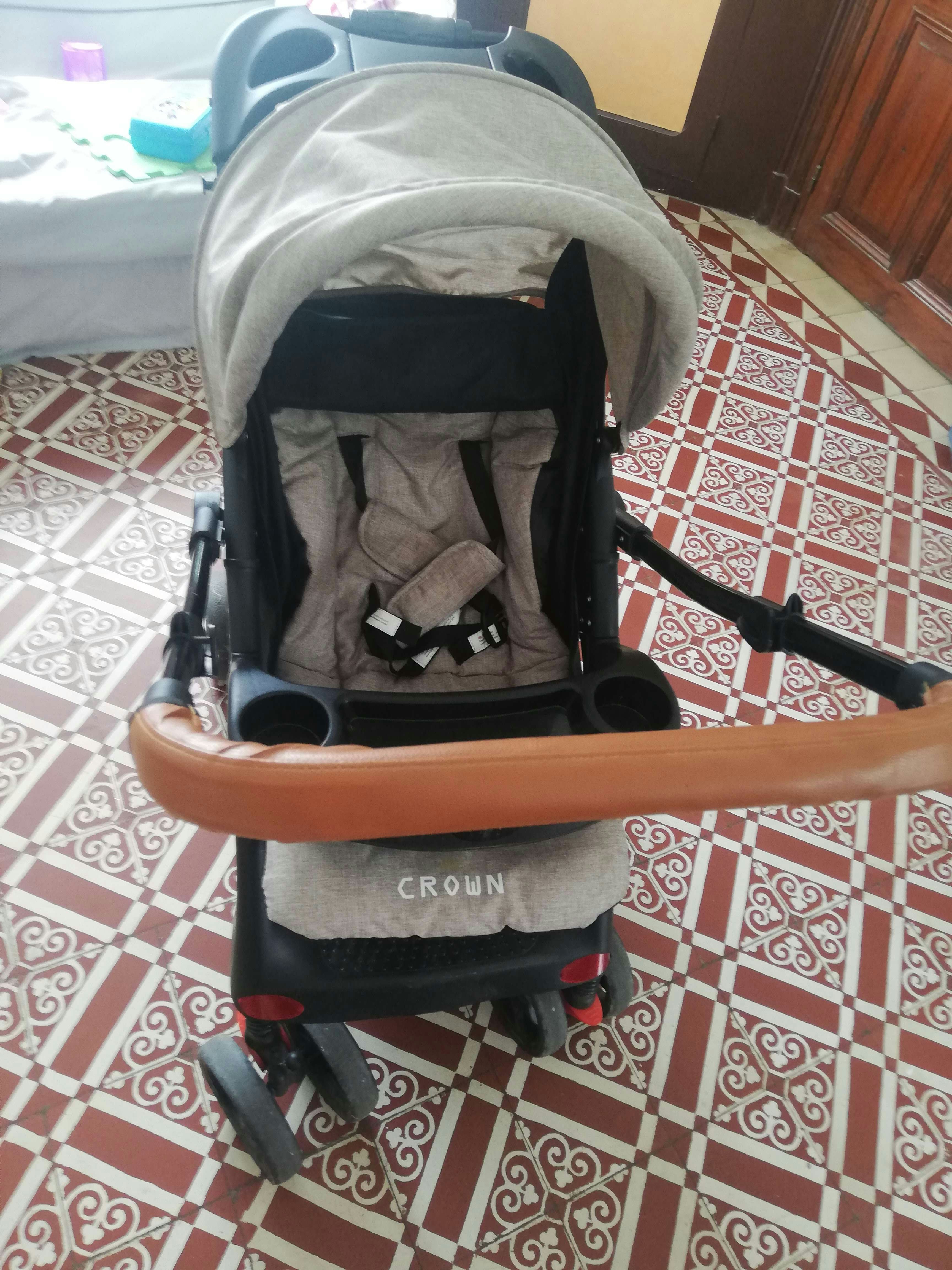 Poussette face maman face route