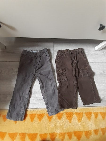 Lot de 2 pantalons en velours, gris et marron. Taille 23 mois. Les 2 de la marque okaidi.