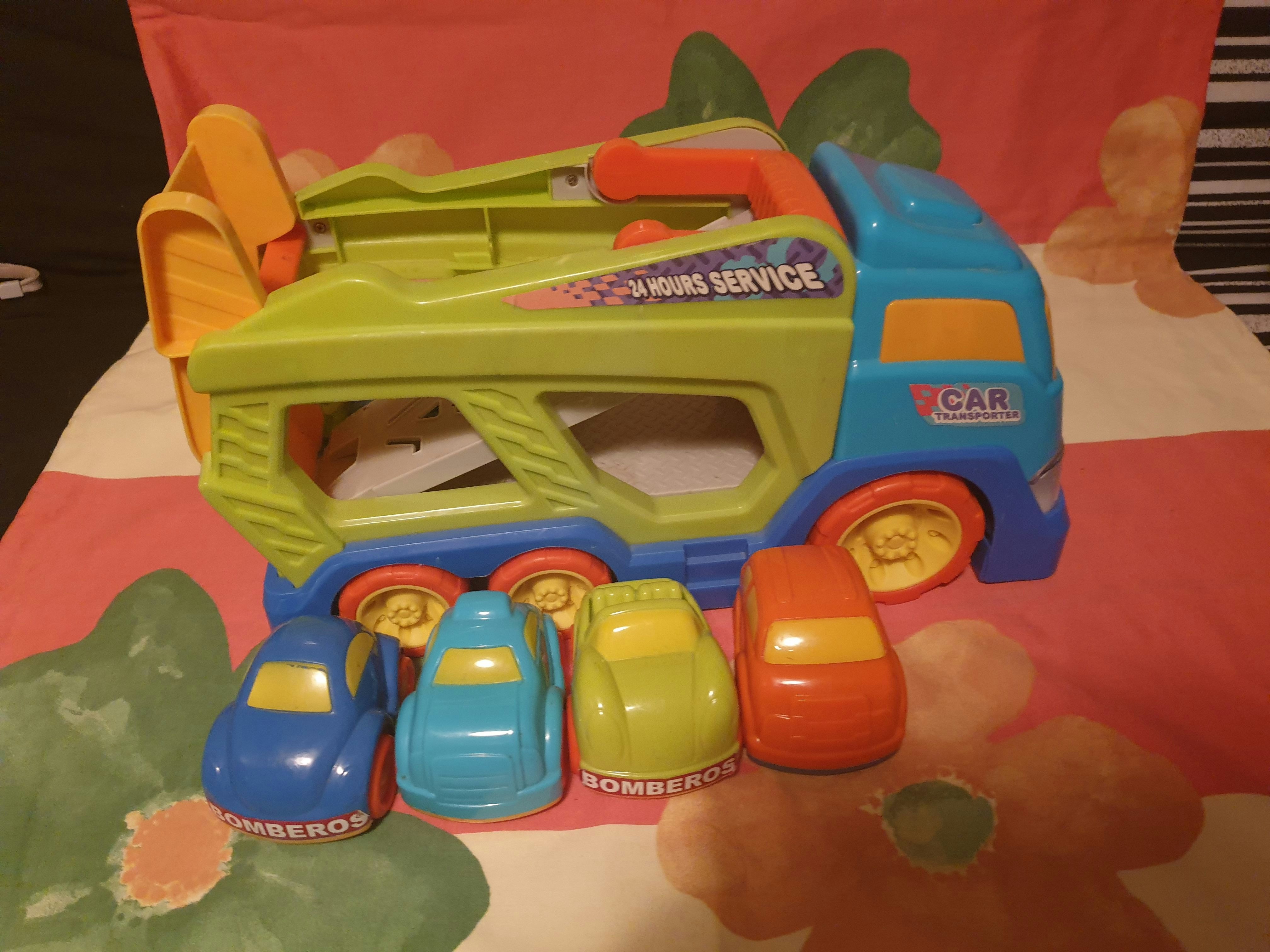 Camion avec 4 véhicules
