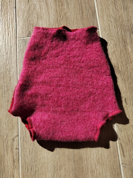 Couvre couche en laine, neuf jamais utilisé. Un côté rose et un côté rouge
Taille S- 2 à 8 kg environ
Acheté auprès d'une créatrice sur Etsy