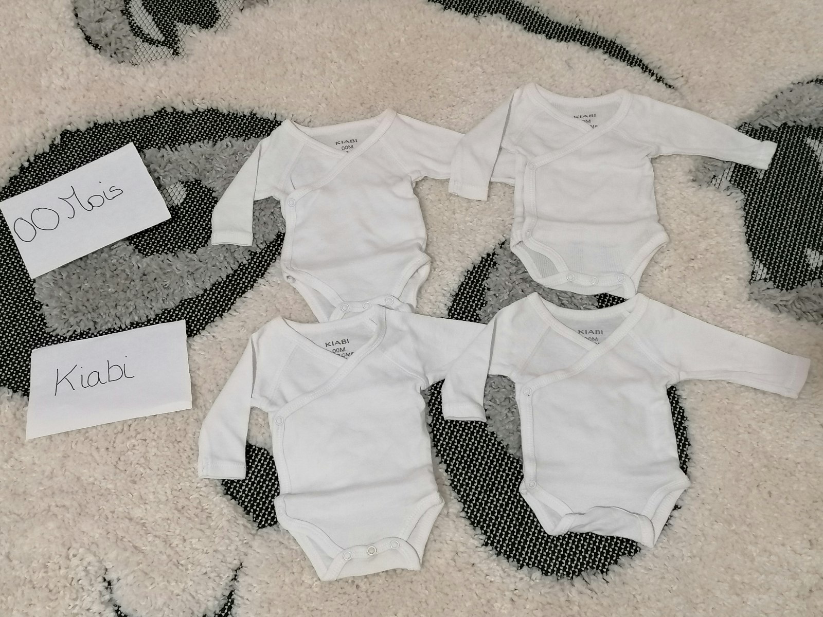 Lot 4 bodys 00 mois