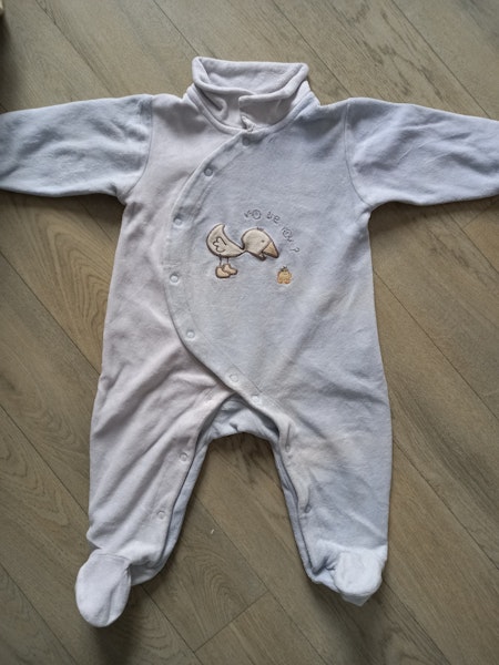 Pyjama velours pour garçon  👦 
Couleur bleu clair et blanc
Ouverture sur le devant très pratique pour changer bébé quand il dort 
Taille 6 mois